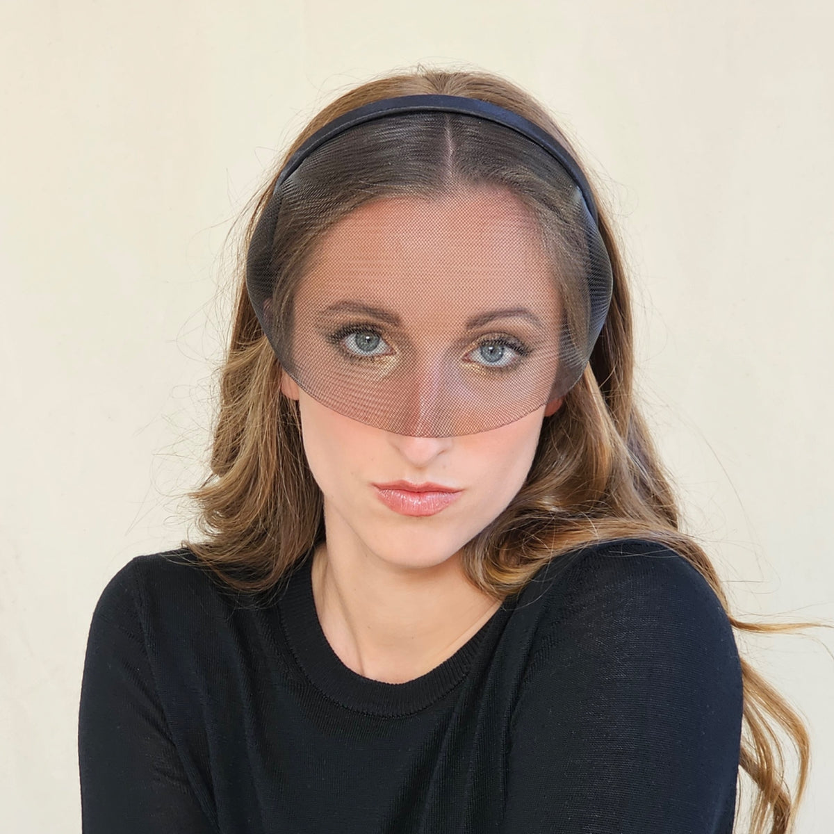 Front view of black crin face-cage headband with a curved lower
edge.