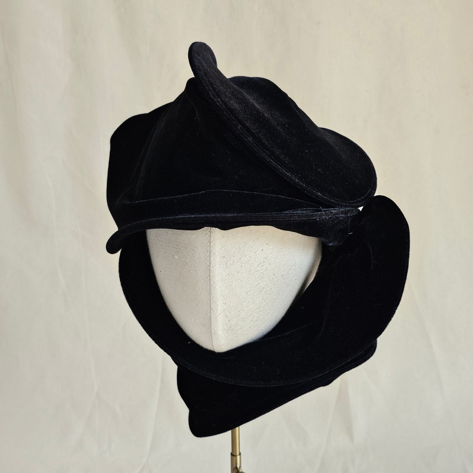 Black velvet scarf turban, front view.