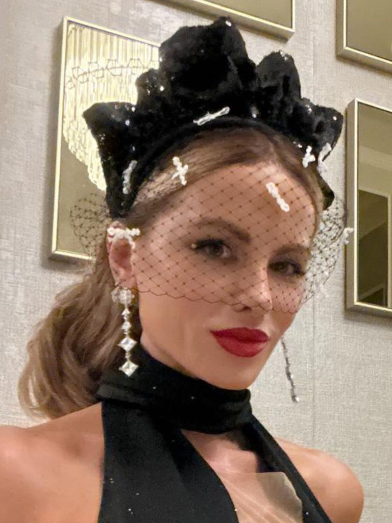 Kate Beckinsale wearing a Nerida Fraiman veiled headband